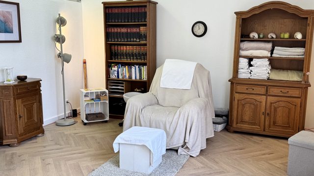 Hypnosezimmer der DHI Hypnosepraxis Aschaffenburg mit Hypnosesessel und alten Holzmöbeln