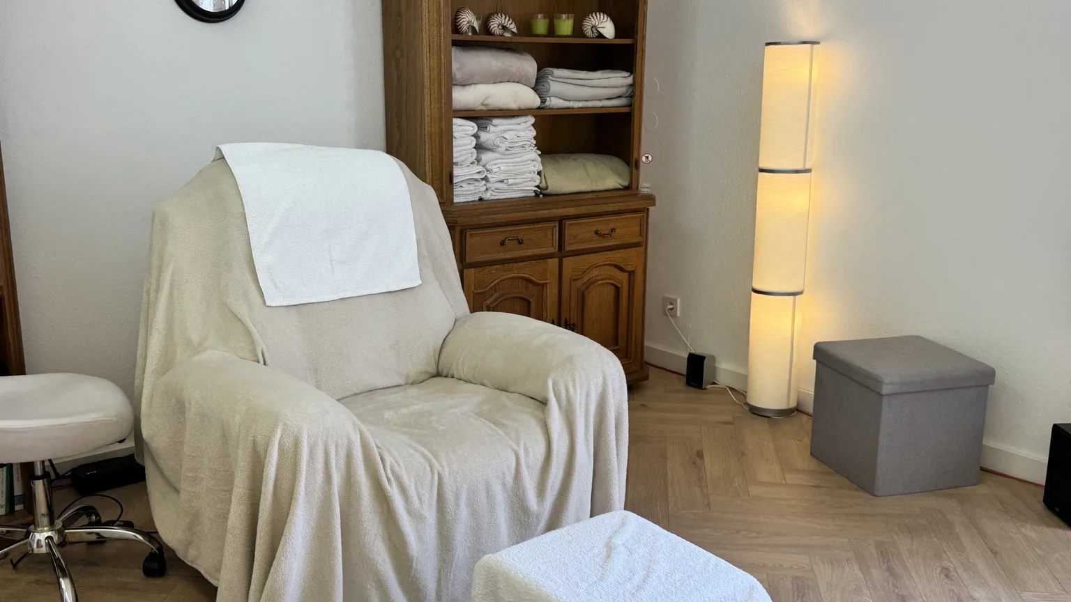 Detailansicht Hypnosesessel mit Deckenregal und Stehlampe